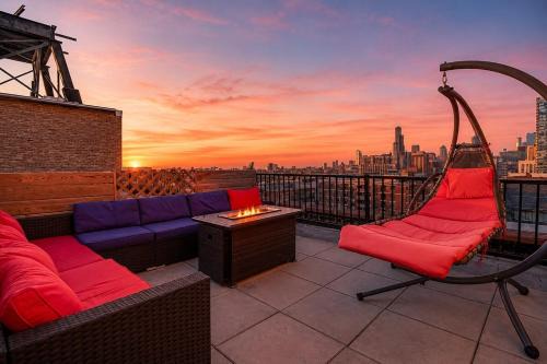 McCormick Place 3BR Luxury Penthouse Duplex with Personal Rooftop and Optional Parking for 8 guests in Chicago South Loop