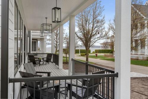 Harbor House 21: 5-bedroom lake view retreat in Bay Harbor, MI, perfect for families.