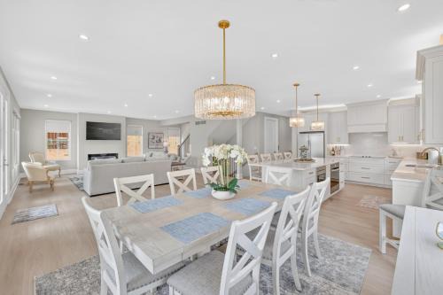 7BR Bay Harbor retreat with waterfront access, pool, hot tub & fireplace