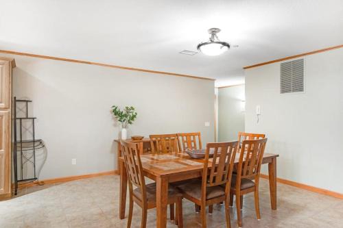 Sunset Condominiums: Castle Rock Retreat