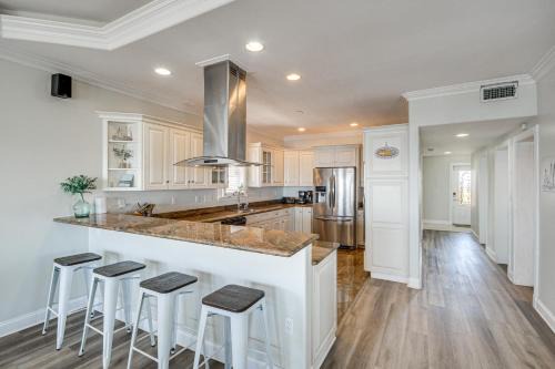 Private Dock & Pool: Luxe NOLA Group Getaway! in Venetian Isles