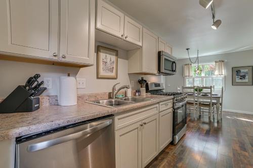 Harbor Springs Winter Retreat ~ 6 Mi to Skiing!