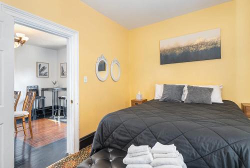 Spacious upstairs 1bed- Walking distance to Beach outlet mall