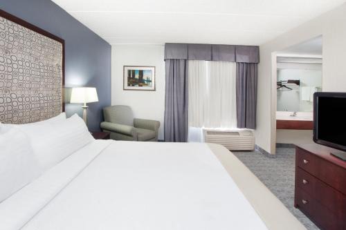 Holiday Inn & Suites Chicago-Carol Stream Wheaton by IHG