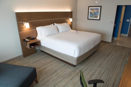 Holiday Inn Express & Suites - Merrillville by IHG
