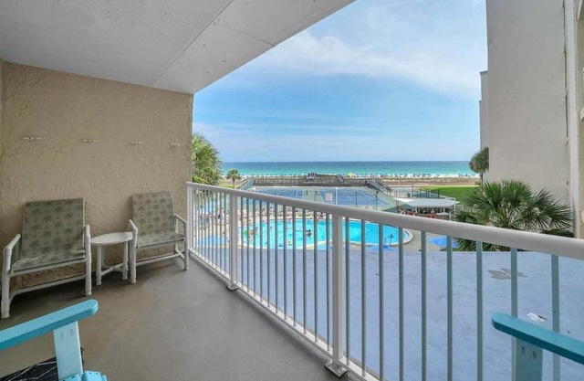 313- Coastal Cool Beachfront Condo with stunning ocean views! in Destin
